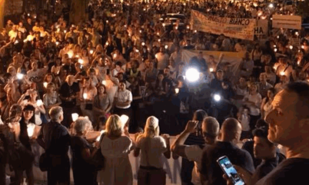 Militante aggredito dopo la fiaccolata di Modena su Angeli e Demoni