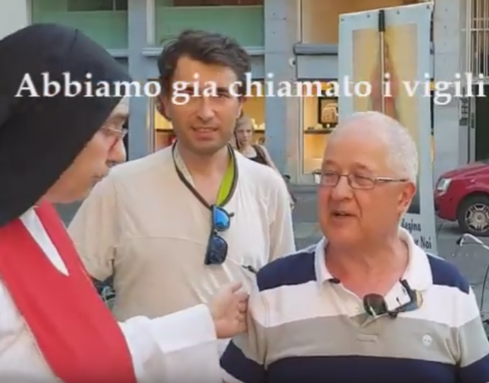 Monza. Il video della suora che scaccia dal sagrato il gruppo che prega in riparazione del Pride