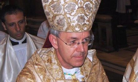 Mons. Schneider: ” Il Vaticano sta tradendo Gesù Cristo come unico Salvatore dell’umanità”