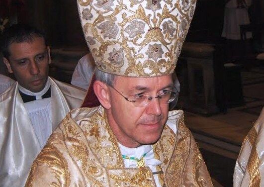 Mons. Schneider: ” Il Vaticano sta tradendo Gesù Cristo come unico Salvatore dell’umanità”