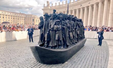 In Piazza San Pietro un monumento… ai migranti.