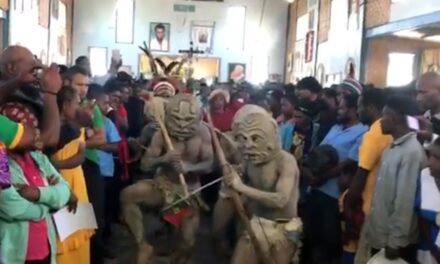 Papua Nuova Guinea. A messa con maschere rituali pagane