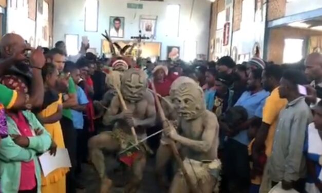 Papua Nuova Guinea. A messa con maschere rituali pagane