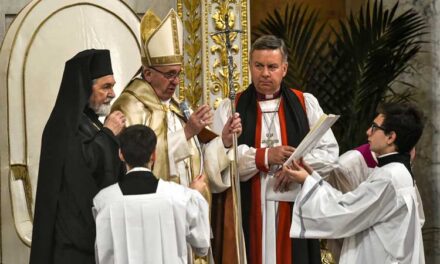 Bergoglio a disagio per le conversioni di un indù e di un’anglicana