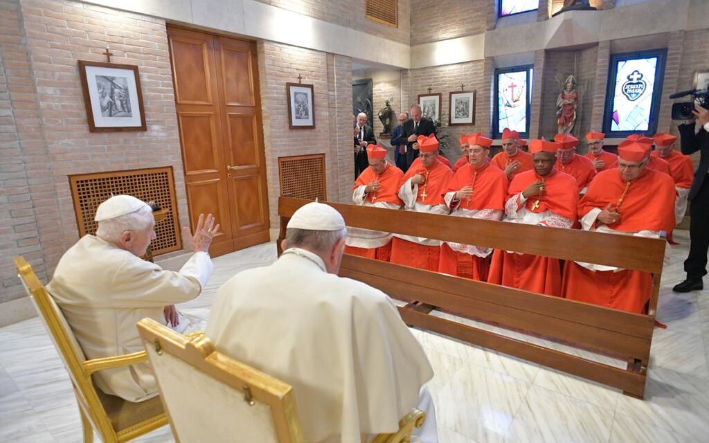 Continua la pantomima dei due papi