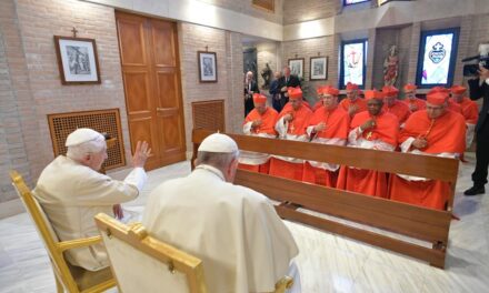 Continua la pantomima dei due papi