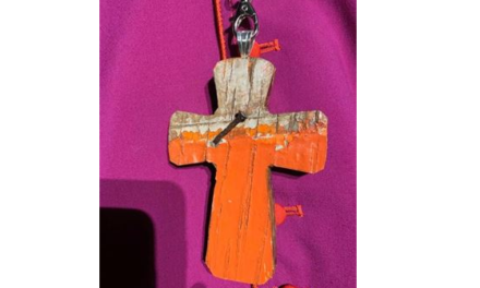 La croce del cardinale dei migranti: in legno di barcone ma griffata.