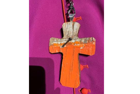 La croce del cardinale dei migranti: in legno di barcone ma griffata.