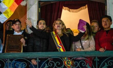 La Russia riconosce Jeanine Añez (che è entrata in carica portando il Vangelo) come presidente ad interim della Bolivia