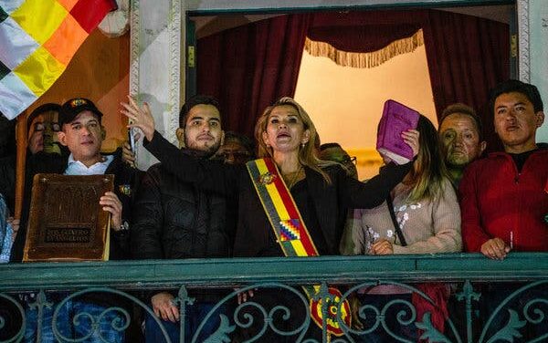 La Russia riconosce Jeanine Añez (che è entrata in carica portando il Vangelo) come presidente ad interim della Bolivia