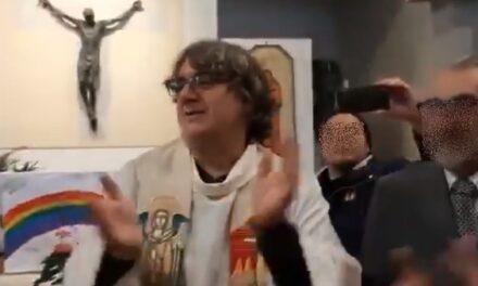 Biancalani canta ‘Bella Ciao’ e il suo vescovo “amareggiato” pure