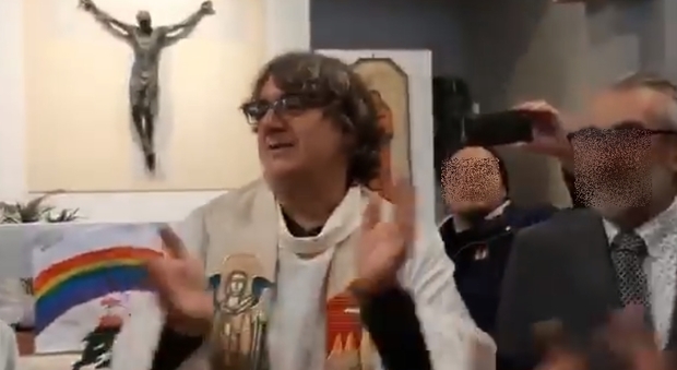 Biancalani canta ‘Bella Ciao’ e il suo vescovo “amareggiato” pure