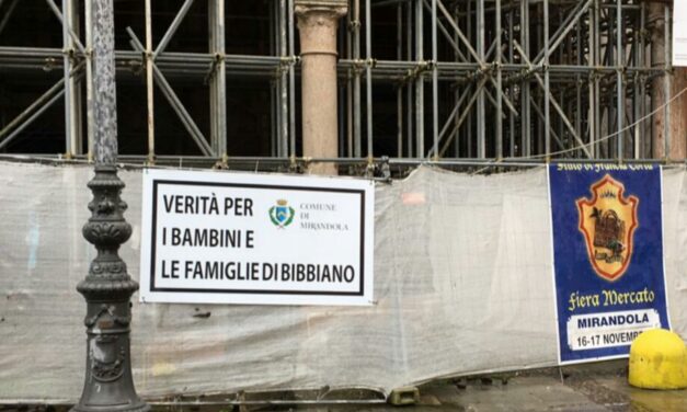 Mirandola, il Comune espone il cartello “Verità per i bambini e le famiglie di Bibbiano”