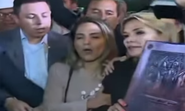 [Video] Dopo caduta Morales, nuova presidente boliviana (contraria a riti indigeni) porta Bibbia nel palazzo