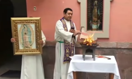 Prete messicano brucia pubblicamente Pachamama