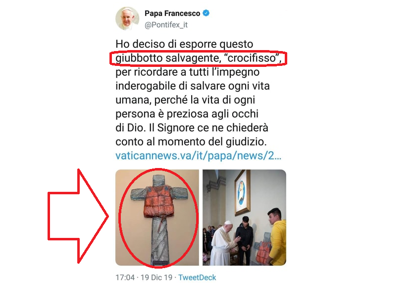 Bergoglio espone un giubbotto salvagente “crocifisso”