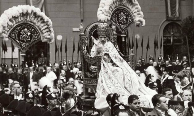 La sedia gestatoria. Origini e funzioni di uno dei simboli più caratteristici del Papato.