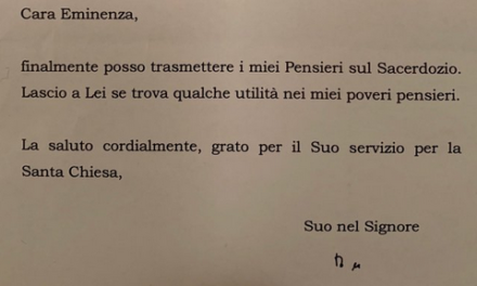 Bagarre in Vaticano. Fonte: “Ratzinger non ha scritto libro a 4 mani con Sarah”. Ma il cardinale pubblica lettere