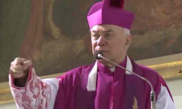 Arcivescovo polacco definisce Bergoglio “anticristo” ed “eretico”