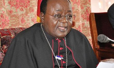 L’arcivescovo ugandese Monsignor Lwanga vieta la Comunione sulle mani