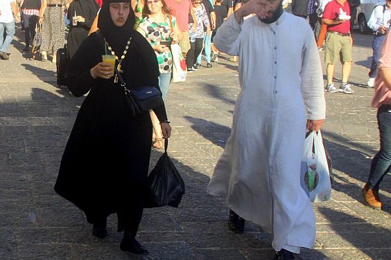 Celibato, il ‘sinodo’ delle mogli di preti scismatici orientali: figli, parrocchia e un marito sempre assente