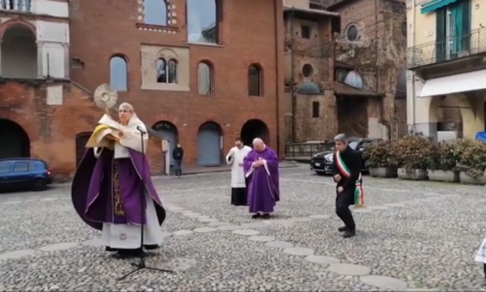 A Pavia il Sindaco partecipa in fascia alla benedizione della città, duramente colpita dal coronavirus