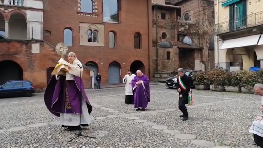 A Pavia il Sindaco partecipa in fascia alla benedizione della città, duramente colpita dal coronavirus