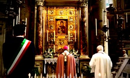 A Pisa il Sindaco presenzia in fascia all’atto di affidamento a Maria: “Le chiediamo di proteggerci”