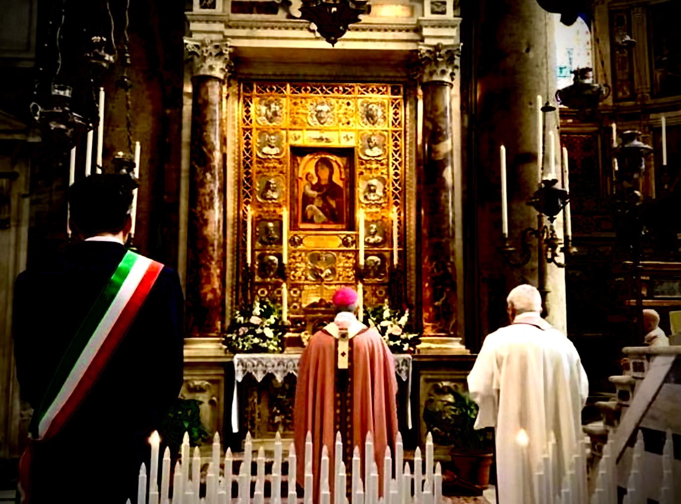 A Pisa il Sindaco presenzia in fascia all’atto di affidamento a Maria: “Le chiediamo di proteggerci”