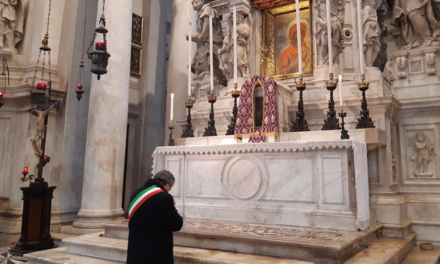 [Video] Epidemia: sindaco di Venezia consacra città a Cuore Imm. e si inginocchia con fascia tricolore