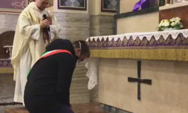 Il Sindaco di Giulianova si inginocchia e depone la fascia tricolore all’altare, affidando la città a Maria