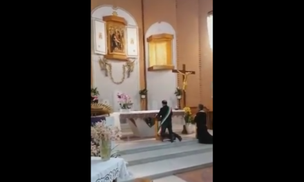 A Nettuno (Roma) il Sindaco si inginocchia con fascia e consacra la città al Cuore Immacolato di Maria
