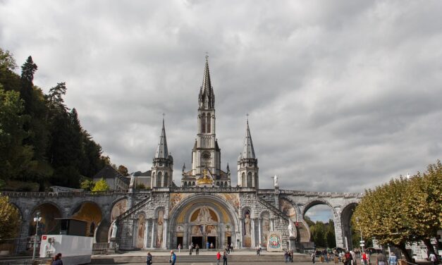 Malattia e guarigione, siamo al paradosso: chiuse per rischio coronavirus le piscine di Lourdes
