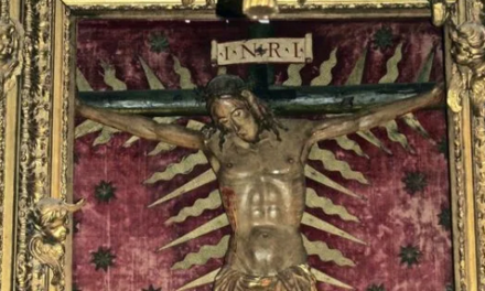 “Il crocifisso miracoloso di San Marcello si è danneggiato durante l’esposizione in S. Pietro”. “Anzi: no”. “Quasi”.