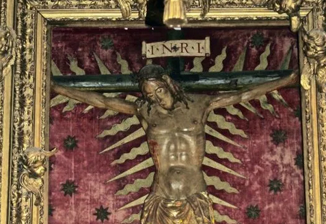“Il crocifisso miracoloso di San Marcello si è danneggiato durante l’esposizione in S. Pietro”. “Anzi: no”. “Quasi”.