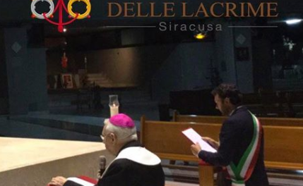 “Totale e irrevocabile consacrazione della città al Cuore Immacolato”. Sindaco di Siracusa si inginocchia.