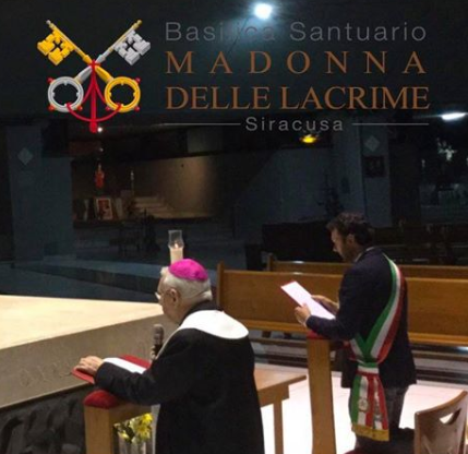 “Totale e irrevocabile consacrazione della città al Cuore Immacolato”. Sindaco di Siracusa si inginocchia.