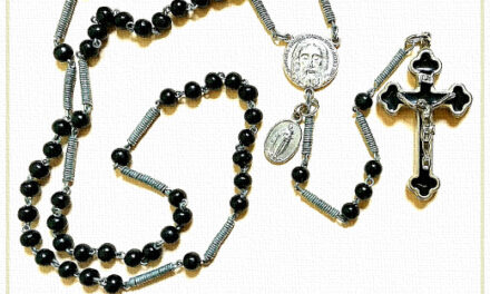 [DIFUNDE TU FE CATOLICA] LOS GRANDES BENEFICIOS que podemos obtener por medio del rezo diario del Santo Rosario. Promesas de Ayuda y Consuelo de la Virgen María