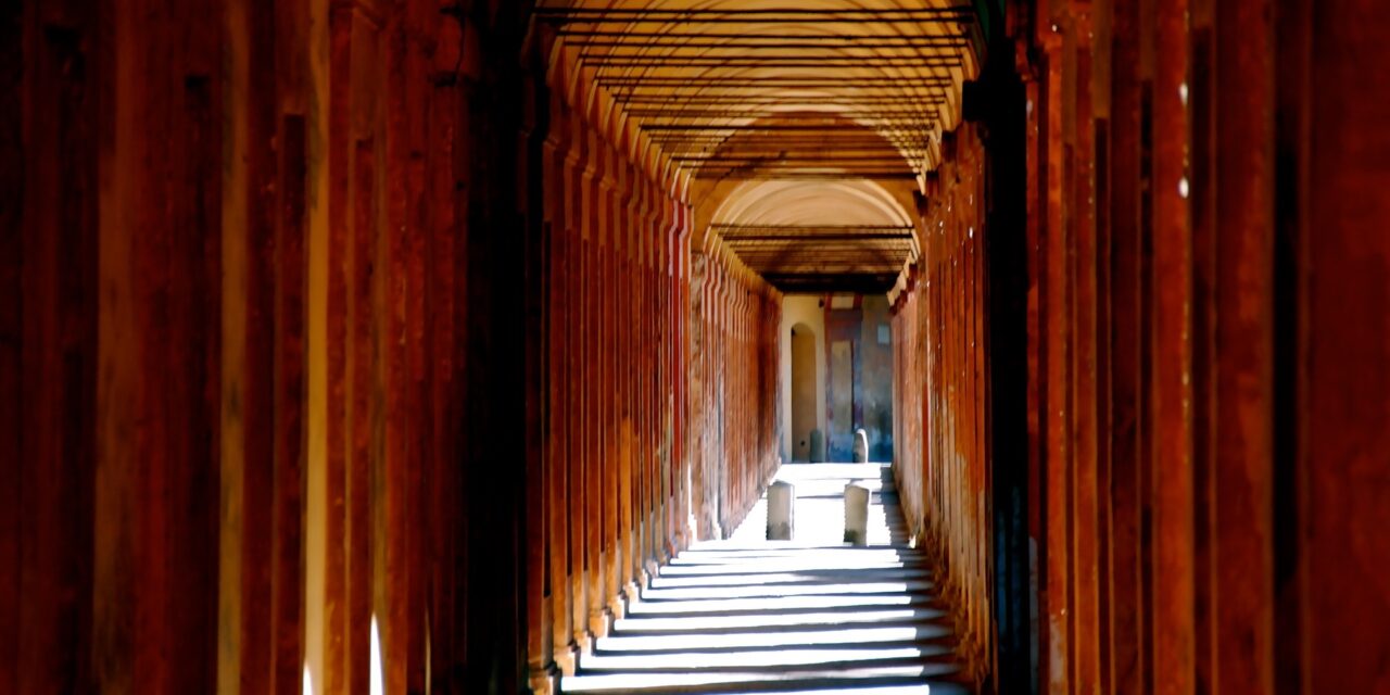 🔴 Mille controlli per le strade ma a Bologna la salita di San Luca viene imbrattata con scritte blasfeme