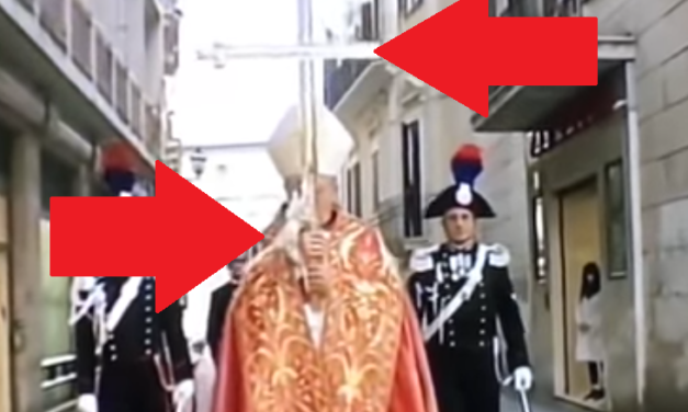 Video: il Cristo si stacca dalla croce mentre è portato in processione dall’ultramodernista Forte