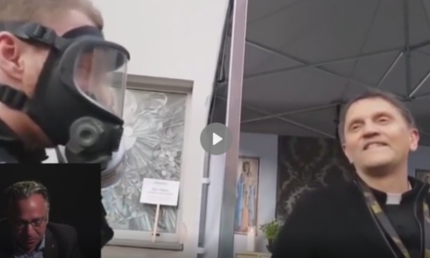 🔴 Video: prete (tradizionalista) polacco chiarisce alla polizia che dirà Messa. Punto. E così fa.