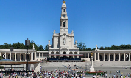 Anniversario. Militari in campo per impedire ai fedeli di avvicinarsi al Santuario di Fatima