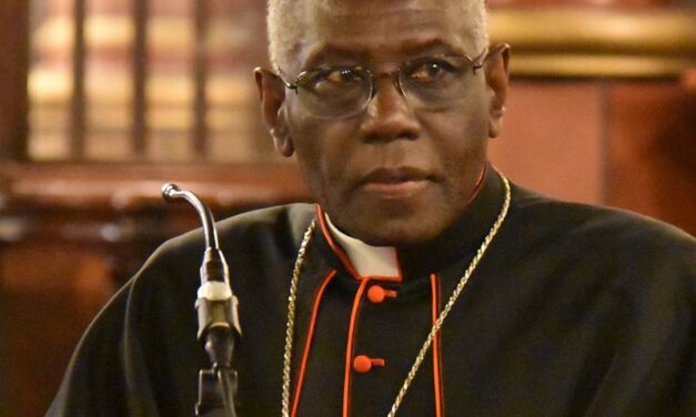 La pessima (e pericolosa) intervista del card. Sarah sull’Eucarestia