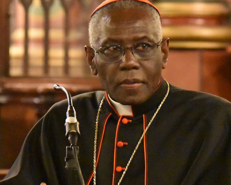 La pessima (e pericolosa) intervista del card. Sarah sull’Eucarestia