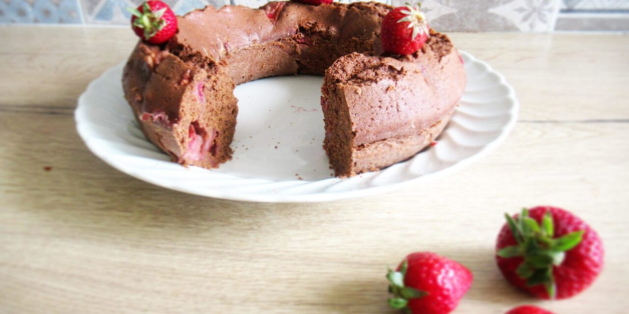 [SPADAKITCHEN] Ciambella al cioccolato e fragole con peperoncino