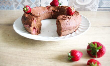 [SPADAKITCHEN] Ciambella al cioccolato e fragole con peperoncino