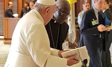 Conservatoreide: Bergoglio conferma Prefetto al Culto Sarah, che ringrazia e dice: “Preghiamo per il Papa”