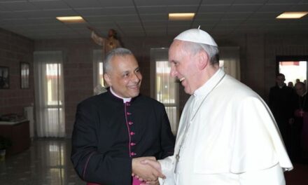 “Persone da ascoltare senza giudicare”. Alcune ambigue parole dell’Arcivescovo di Sassari sull’ “omosessualità”