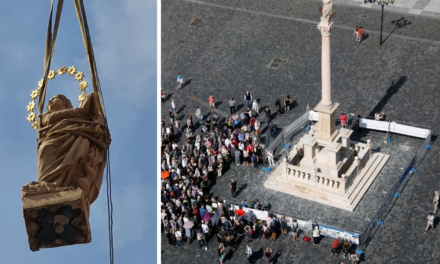 🔴 Negli USA si abbattono monumenti ma a Praga la statua di Maria torna sulla colonna della città vecchia