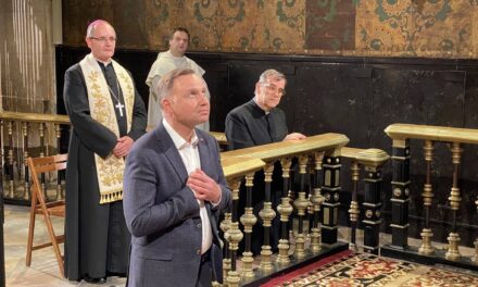 Il nazional-conservatore Duda dopo la vittoria è andato a inginocchiarsi dalla Madonna di Częstochowa